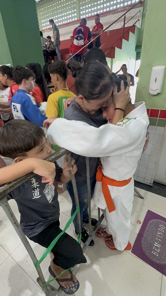 Lídia abraçada pela mãe logo após ser campeã brasileira